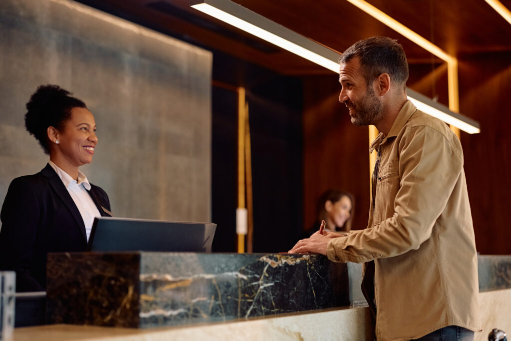 Homem utilizando tecnologia e rede WI-Fi eficiente em lobby de hotel